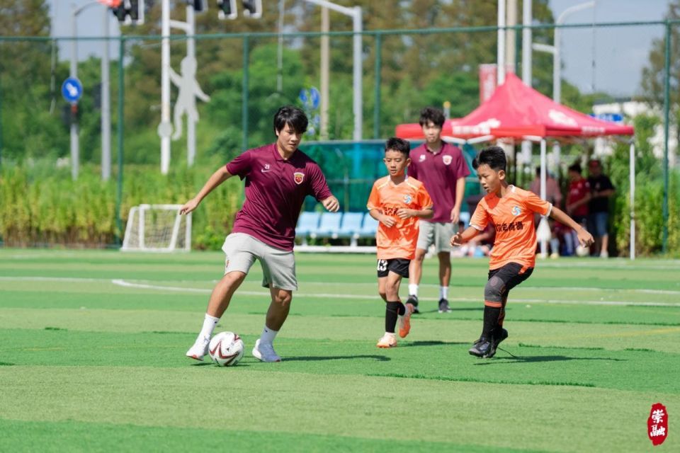 越数千公里, 名小球员分 越数千公里, 名小球员分